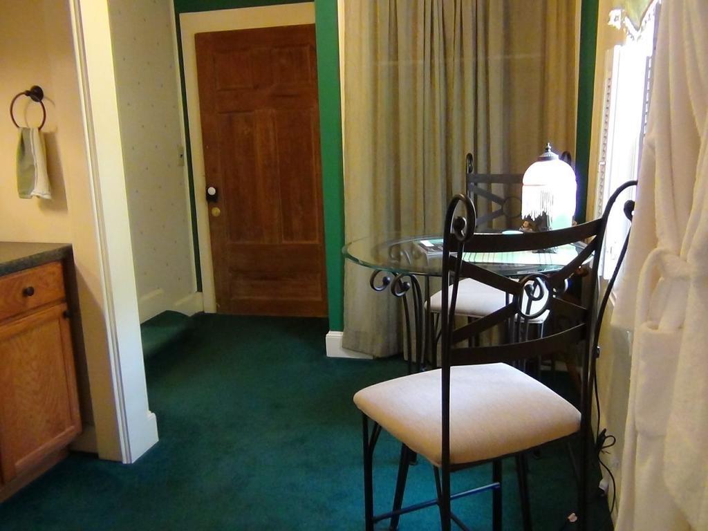 Buffalo Tavern Bed And Breakfast West Jefferson Room photo